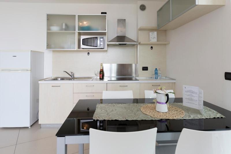 Double Room with Balcony image 4