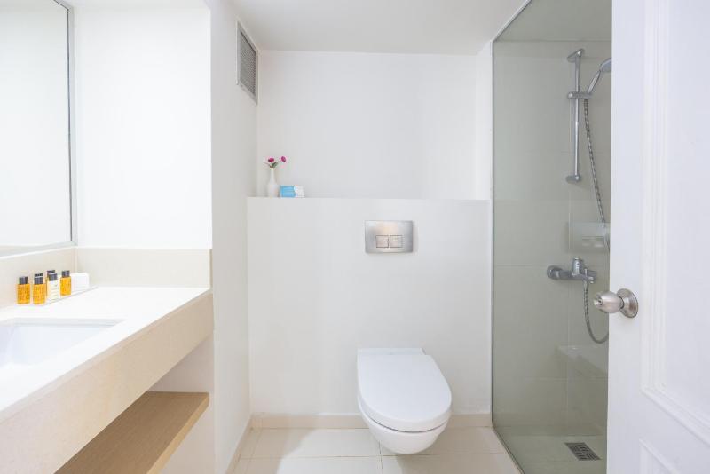 Deluxe Double or Twin Room with Pool View image 3