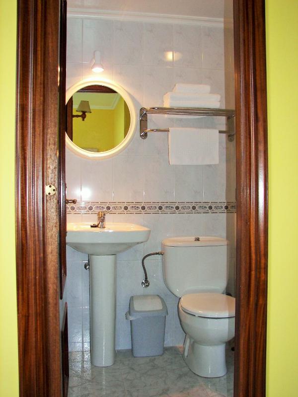 Twin Room with Extra Bed image 2