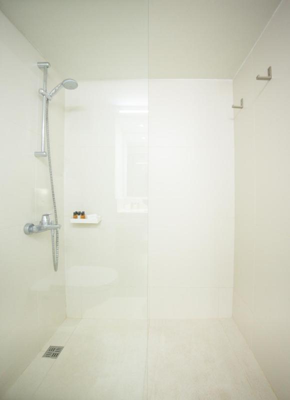 Standard Triple Room with Side Sea View image 4