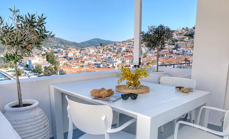 Double Room with Balcony and Sea View image 4