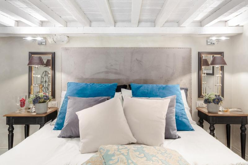 Paolo Guinigi Elegant Apartment Suite Masterful Interior inside the Walls of Lucca - image 30