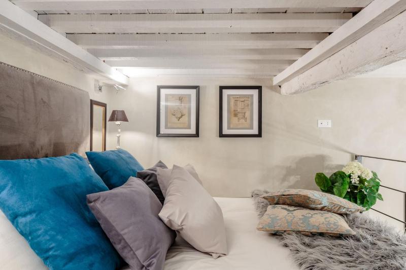 Paolo Guinigi Elegant Apartment Suite Masterful Interior inside the Walls of Lucca - image 17