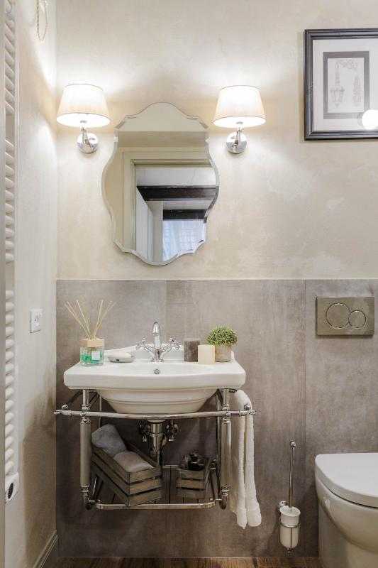 Paolo Guinigi Elegant Apartment Suite Masterful Interior inside the Walls of Lucca - image 28