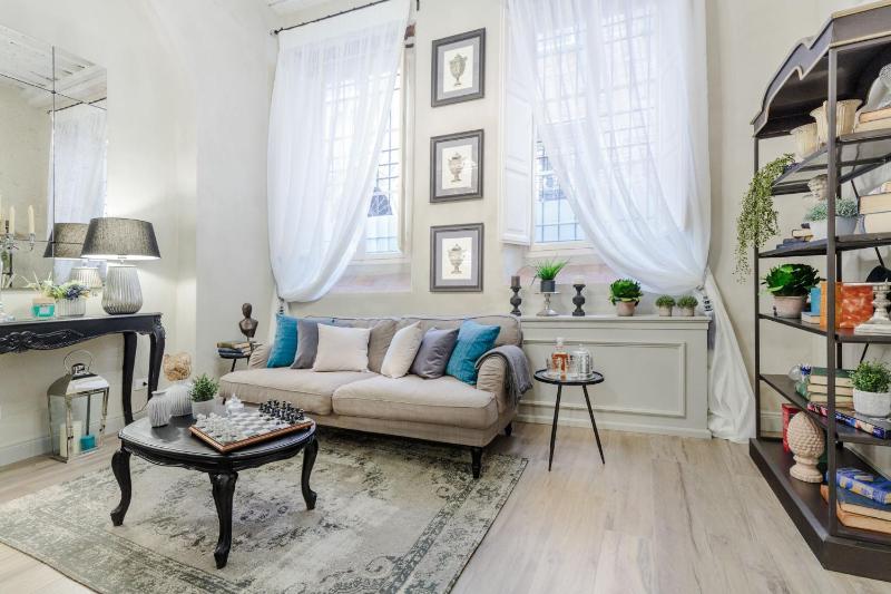 Paolo Guinigi Elegant Apartment Suite Masterful Interior inside the Walls of Lucca - image 19