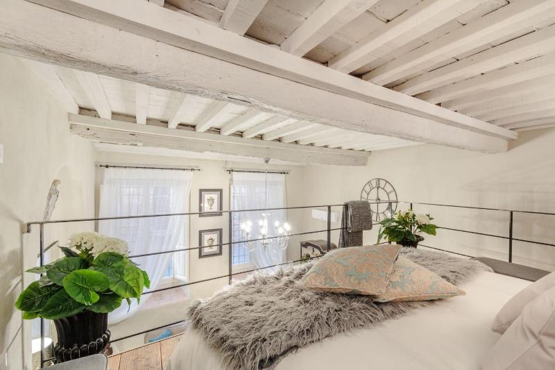 Paolo Guinigi Elegant Apartment Suite Masterful Interior inside the Walls of Lucca - image 24