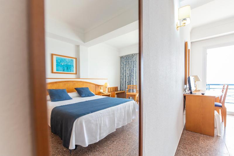 Double or Twin Room with Sea View image 4