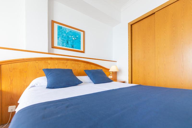 Double or Twin Room with Sea View image 3