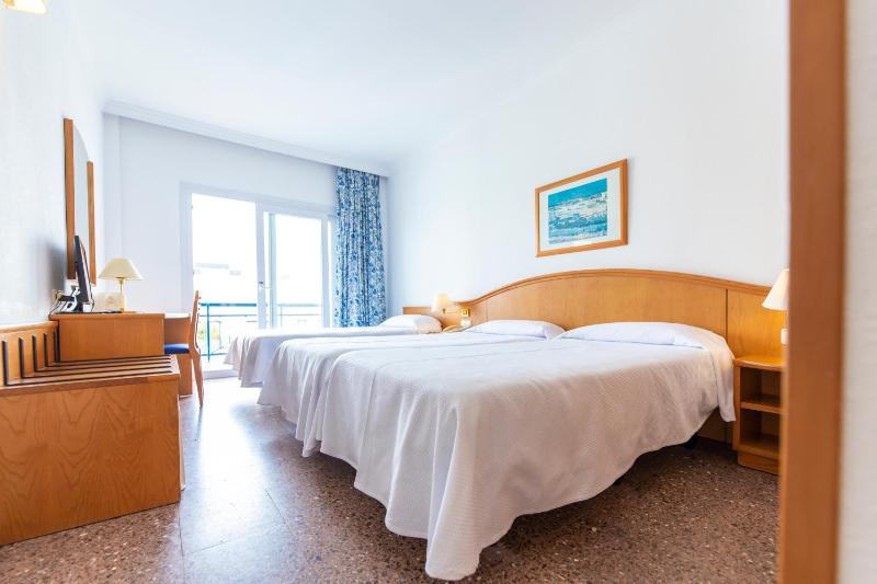Triple Room with Partial Sea View image 4
