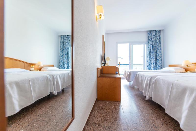 Triple Room with Partial Sea View image 2