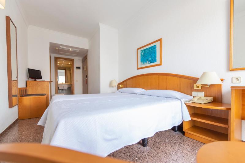 Twin Room image 4