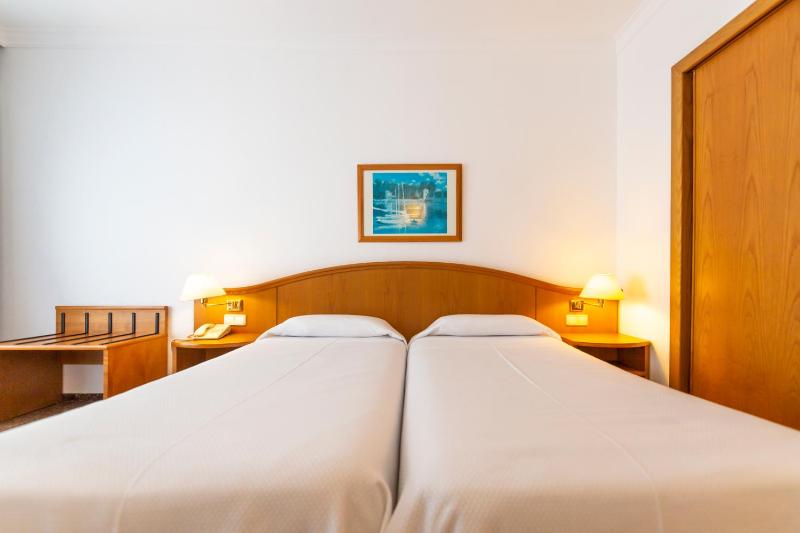 Double or Twin Room with Partial Sea View image 2