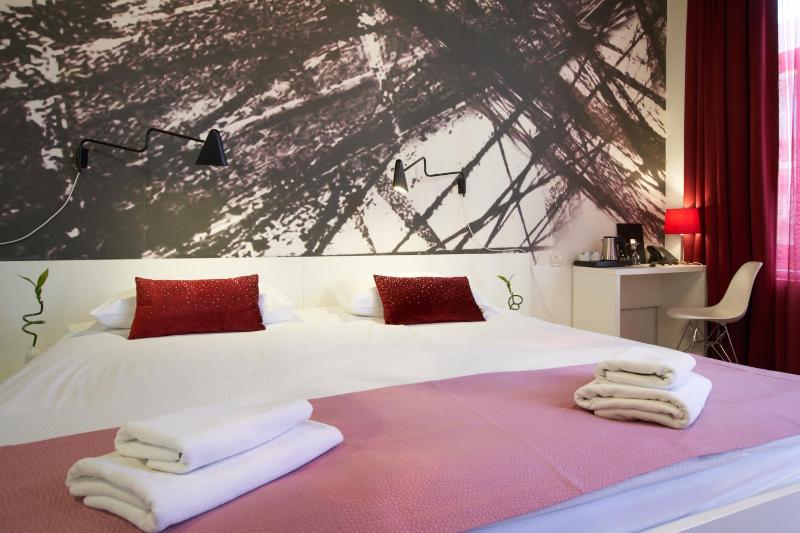 Deluxe Double Room with Balcony with City View image 3