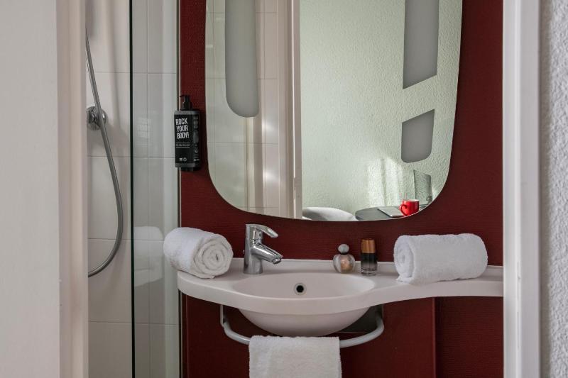 Standard Twin Room image 2