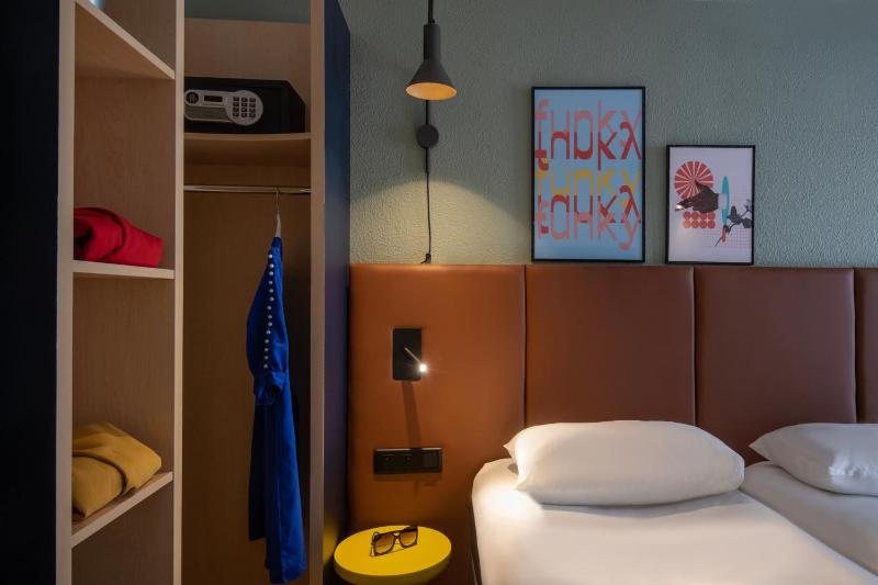 Standard Twin Room image 4