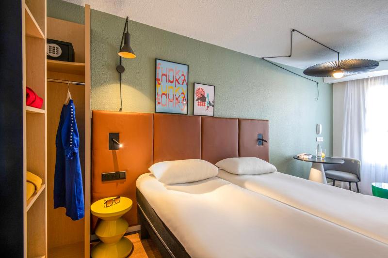 Standard Twin Room image 3