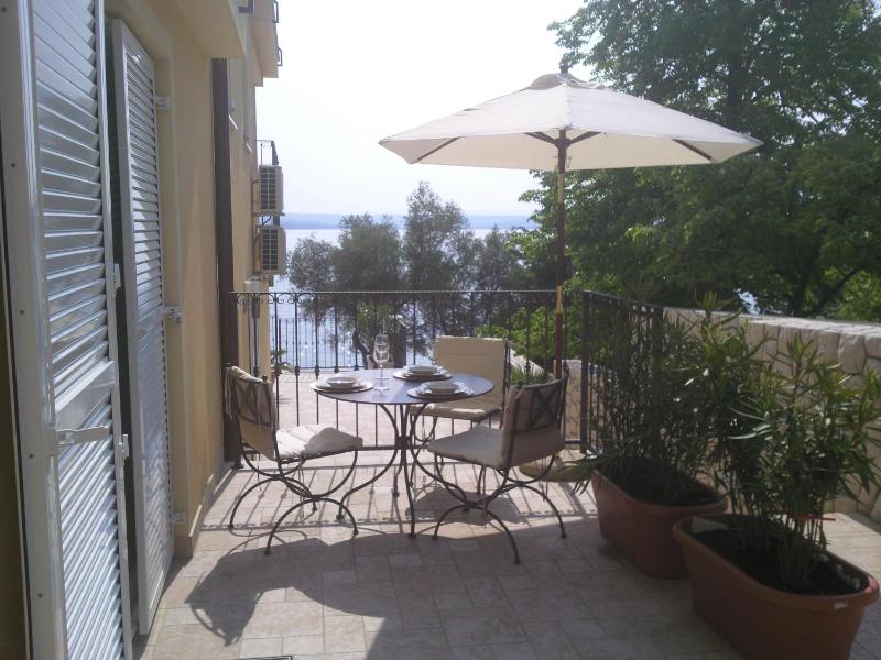 One-Bedroom Apartment with Sea View image 3