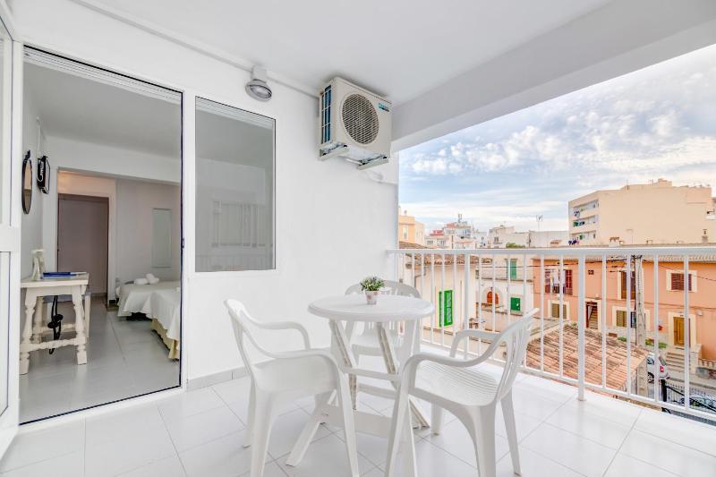 Superior Double Room with Balcony image 3