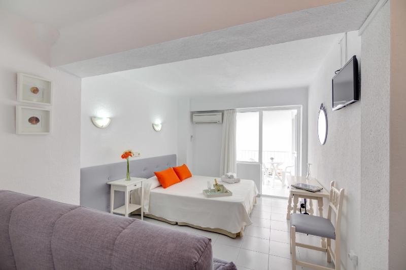 Superior Double Room with Balcony image 2