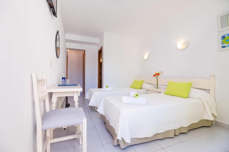 Twin Room with Balcony image 4