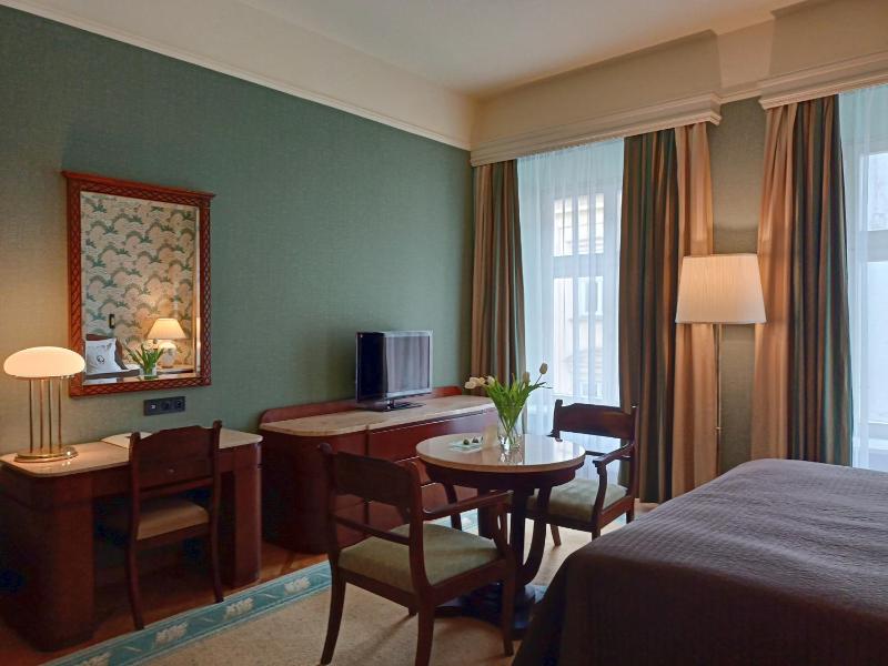 Classic Double Room image 4