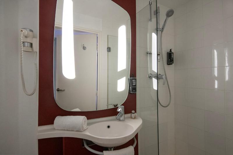 Standard Double Room image 3