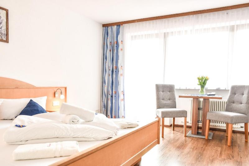 Double Room image 3