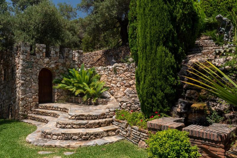 Cubo's Mountain Bayview Luxury Villa - image 25