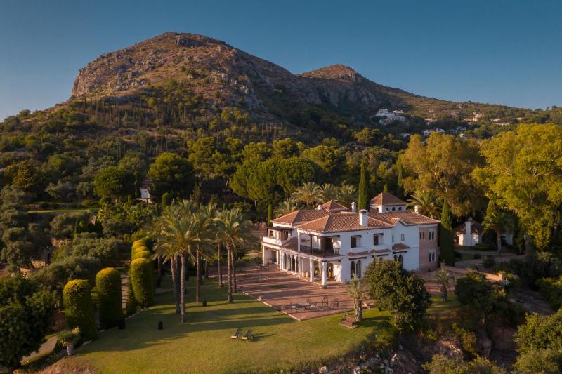 Cubo's Mountain Bayview Luxury Villa - image 10