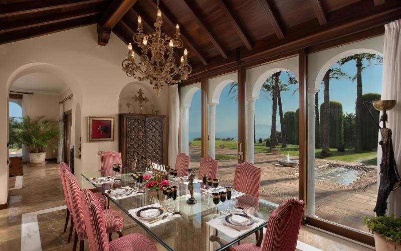 Cubo's Mountain Bayview Luxury Villa - image 11
