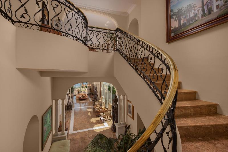 Cubo's Mountain Bayview Luxury Villa - image 19