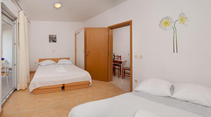 One-Bedroom Apartment with Balcony and Mountain View   image 3