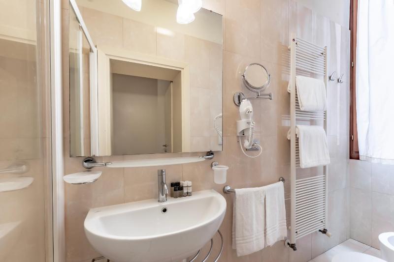 Studio with Spa Bath image 3