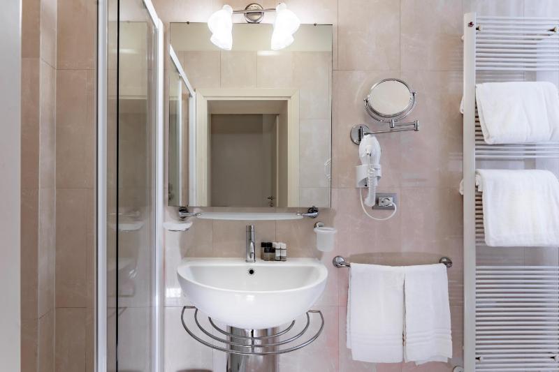 Studio with Spa Bath image 2