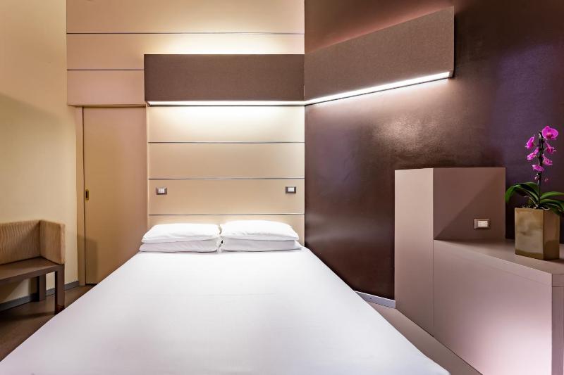 Studio with Spa Bath image 4