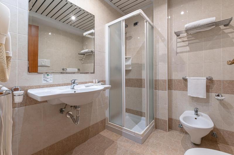 Double/Twin Room image 3