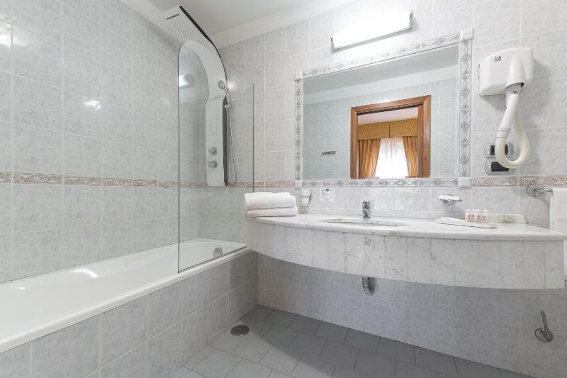 Quadruple Room image 4