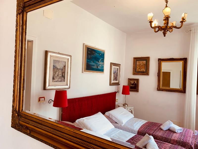 Two-Bedroom Apartment with Terrace and Canal View - Cannaregio 2438 image 3