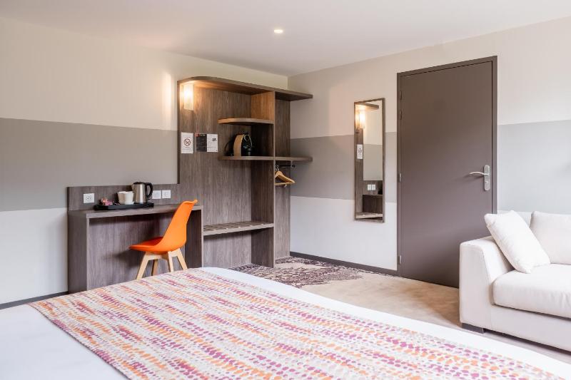 Executive King Room with Sofa Bed - Non-Smoking image 2