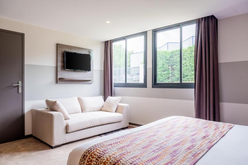 Executive King Room with Sofa Bed - Non-Smoking image 4