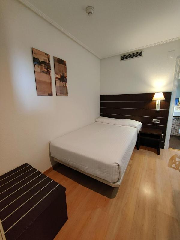 Single Room image 3