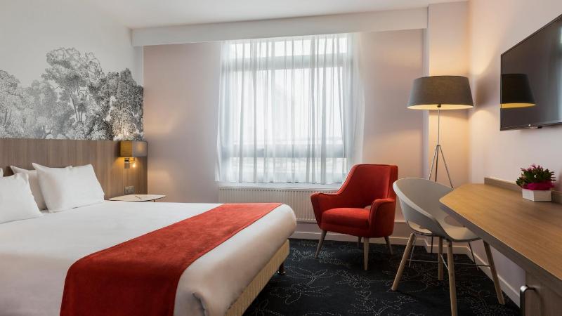 Standard King Room image 2