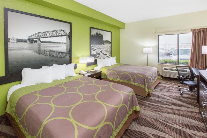 Queen Room with Two Queen Beds - Non-Smoking image 3