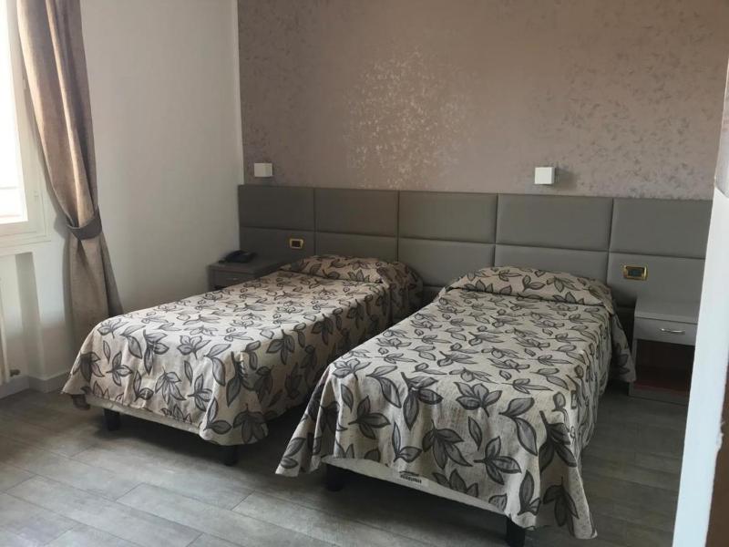 Twin Room image 2