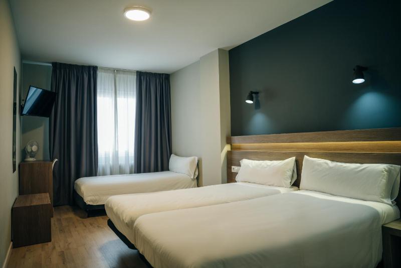 Double Room with Extra Bed image 2