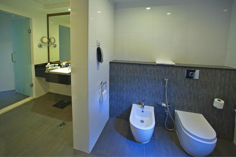Deluxe Twin Room with Partial Sea View image 3