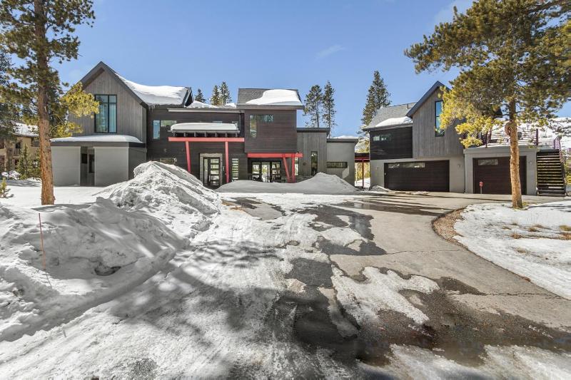 Modern Alpine Escape - image 1
