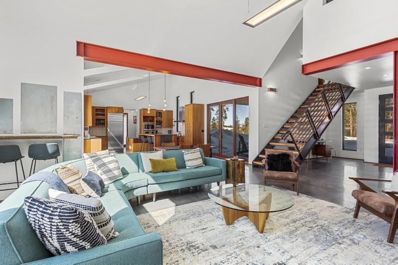 Modern Alpine Escape - image 6