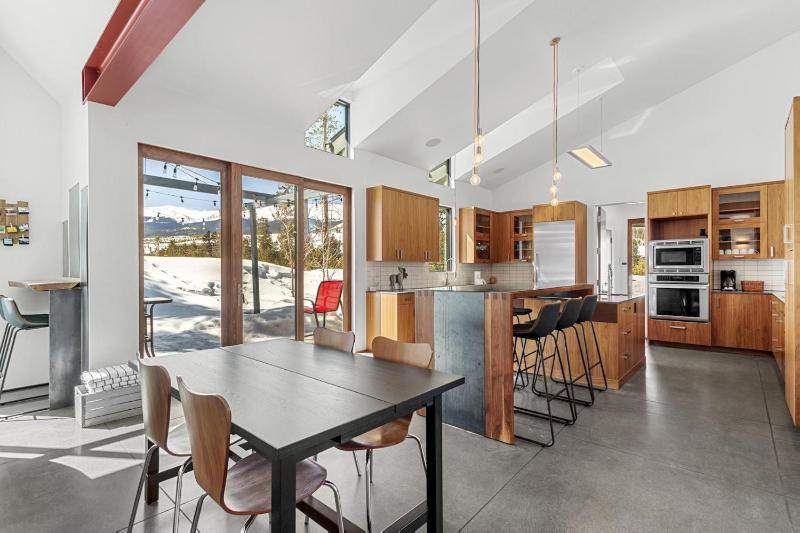 Modern Alpine Escape - image 5