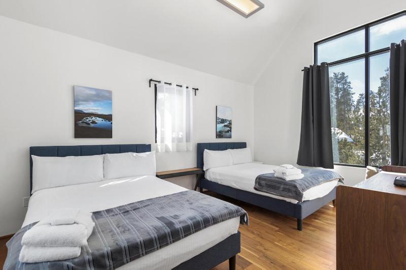 Modern Alpine Escape - image 8